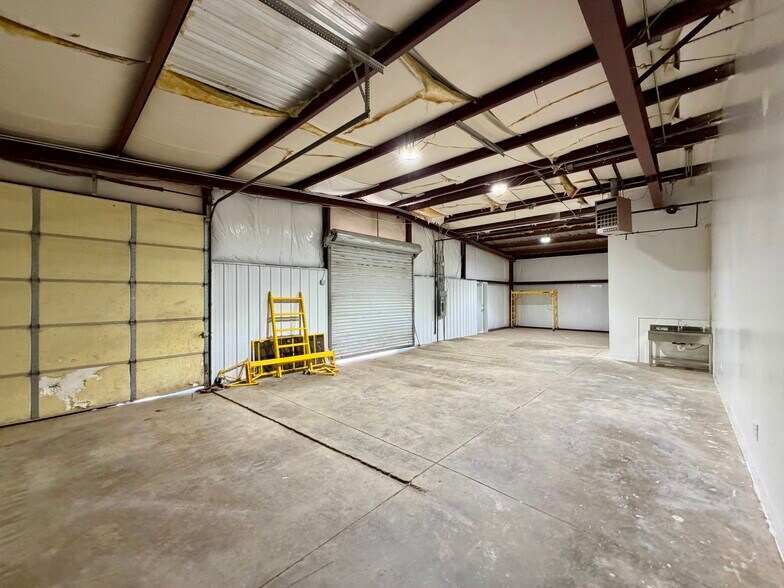 More Photos Of 6910 N Broadway Ext, Oklahoma City Showroom For Lease
