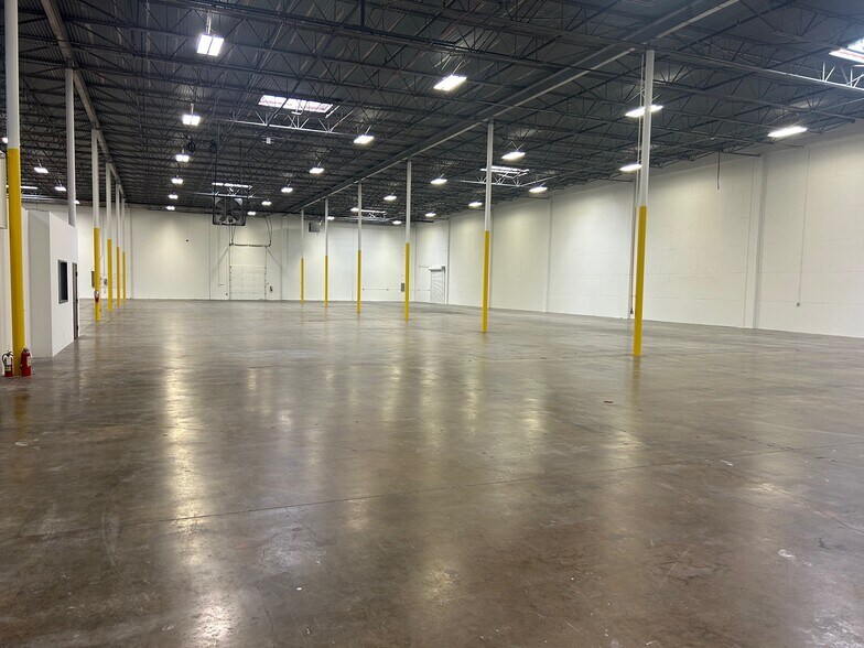 More Photos Of 14271-14277 Welch Rd, Farmers Branch Warehouse For Lease