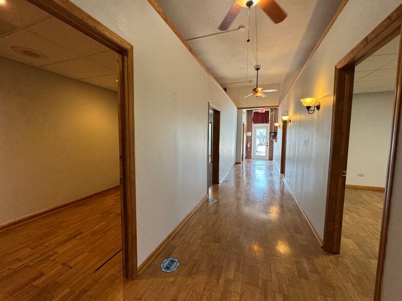 More Photos Of 28W583 Stafford Pl, Warrenville Restaurant For Lease