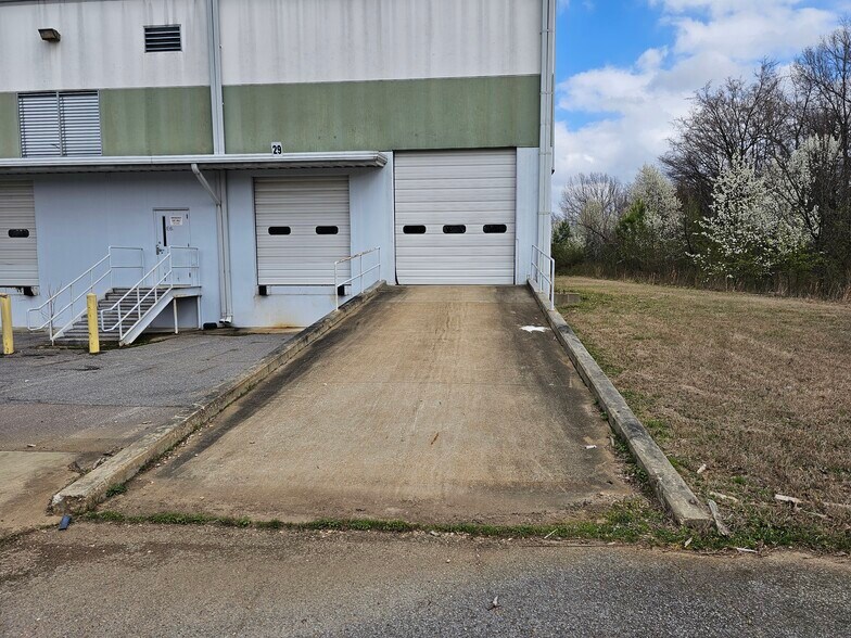 More Photos Of 4270 Chrysler Dr, Memphis Distribution For Lease