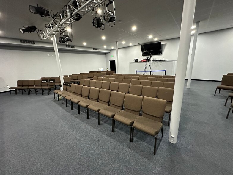 More Photos Of 800 N Pine Hills Rd, Orlando Religious Facility For Lease