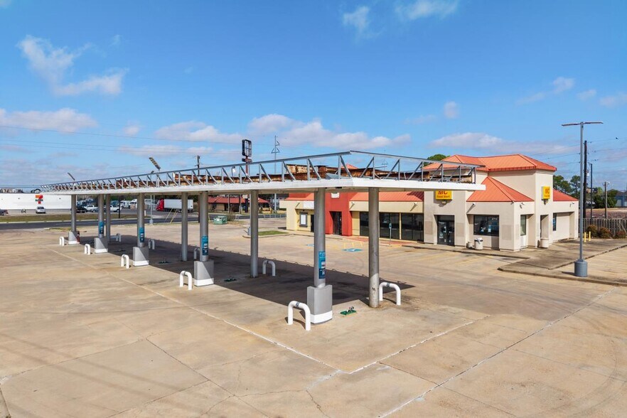 More Photos Of 1721 S Mechanic St, El Campo Fast Food For Sale