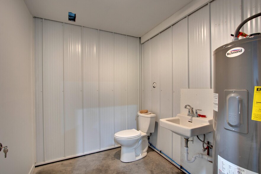 More Photos Of 5101 Kochs Ln, Quincy Warehouse For Lease