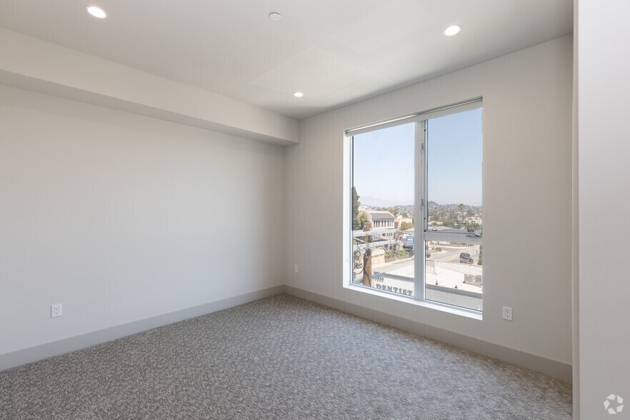 More Photos Of 4864 Melrose Ave, Los Angeles Apartments For Lease