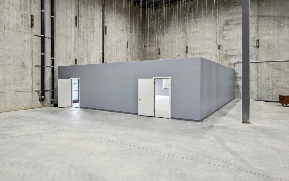 More Photos Of 46 Old Ferry Rd, Methuen Warehouse For Lease