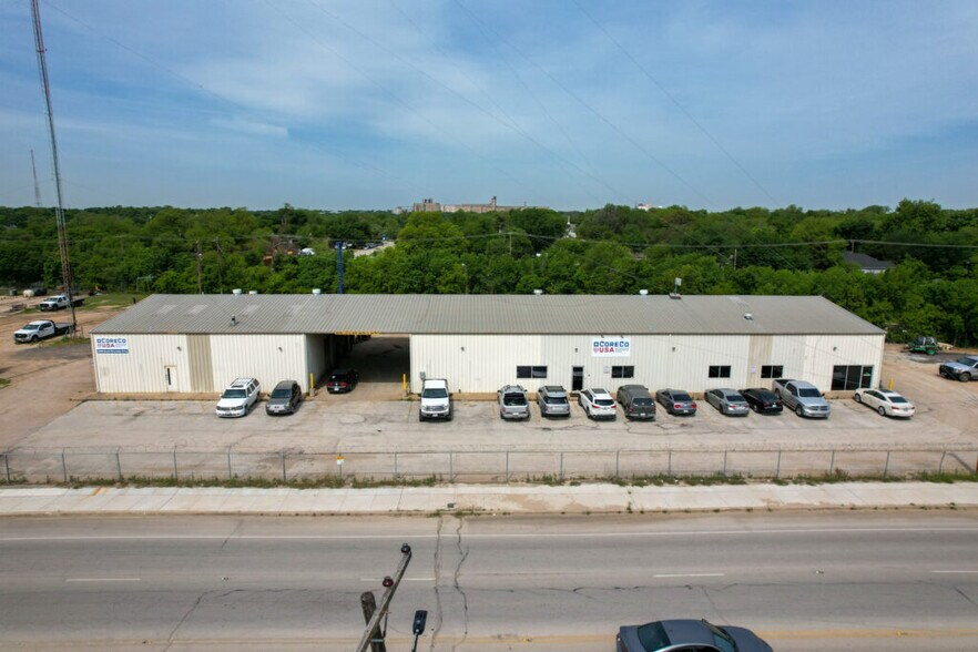 More Photos Of 2100 S Riverside Dr, Fort Worth Distribution For Lease