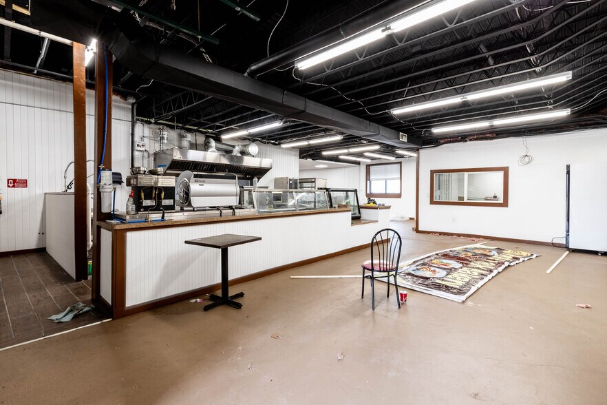 More Photos Of 2425 Hyde Park Blvd, Niagara Falls Freestanding For Sale