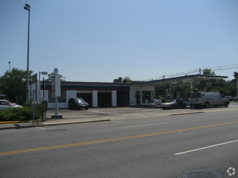 More Photos Of 131 W Merrick Rd, Freeport General Retail For Lease