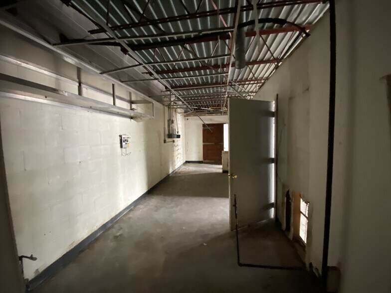 More Photos Of 813-817 N Grand Ave, Gainesville Storefront For Lease