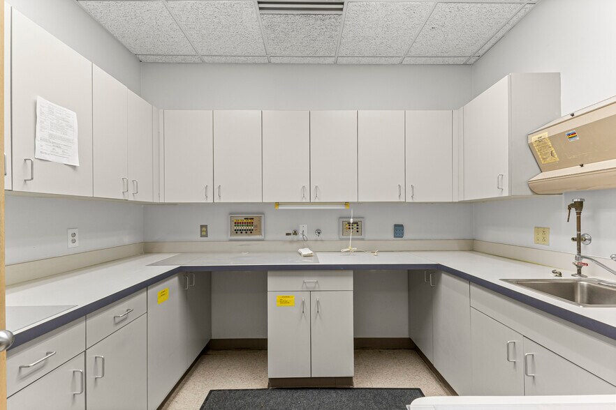 More Photos Of 24825 Michigan Ave, Dearborn Office For Lease