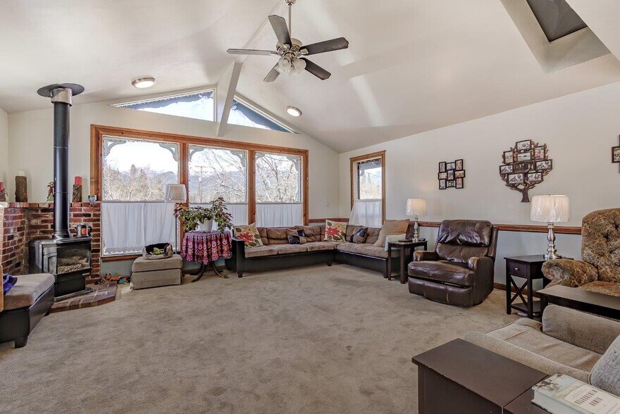 More Photos Of 718 Main St, Weaverville Hotel For Sale