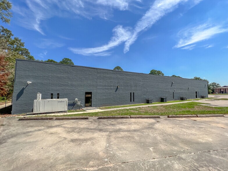 More Photos Of 108 Commercial Cir, Conroe Office Residential For Lease