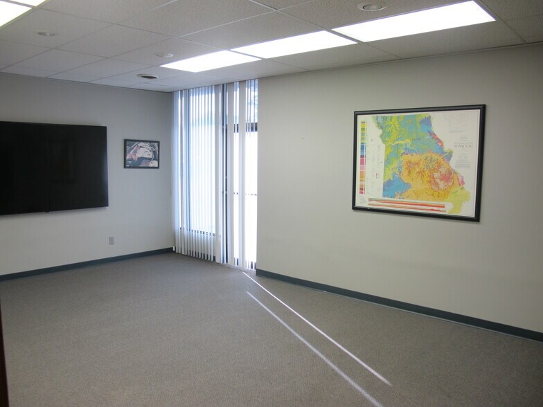 More Photos Of 3003 E Chestnut Expy, Springfield Office For Sale