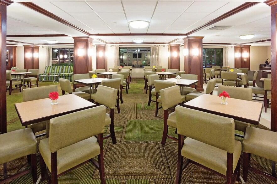 More Photos Of 5423 N Port Washington Rd, Glendale Hotel For Sale