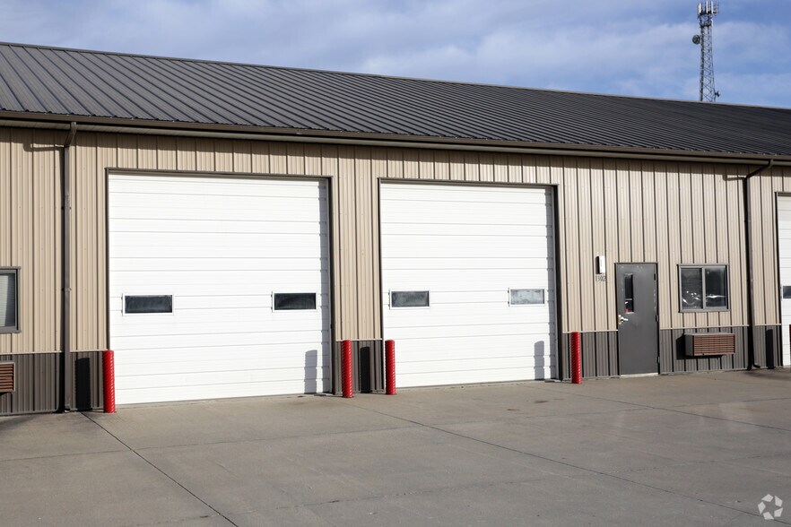 More Photos Of 1300-1310 N 14th St, Indianola Warehouse For Lease