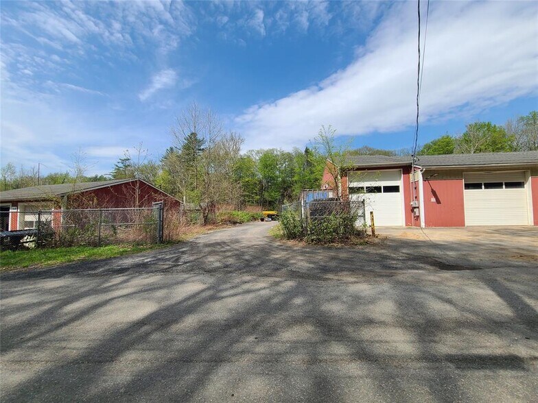 More Photos Of 26 Hook Rd, Sparrow Bush Distribution For Sale