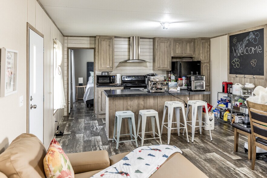 More Photos Of 3585 AN County Road 2701, Tennessee Colony Specialty For Sale