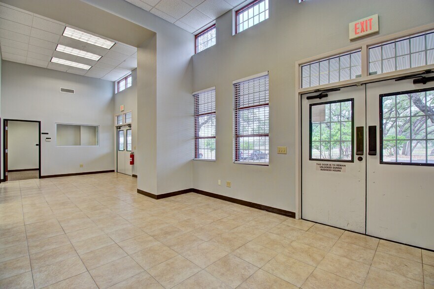 More Photos Of 21232 Gathering Oak, San Antonio Office For Lease