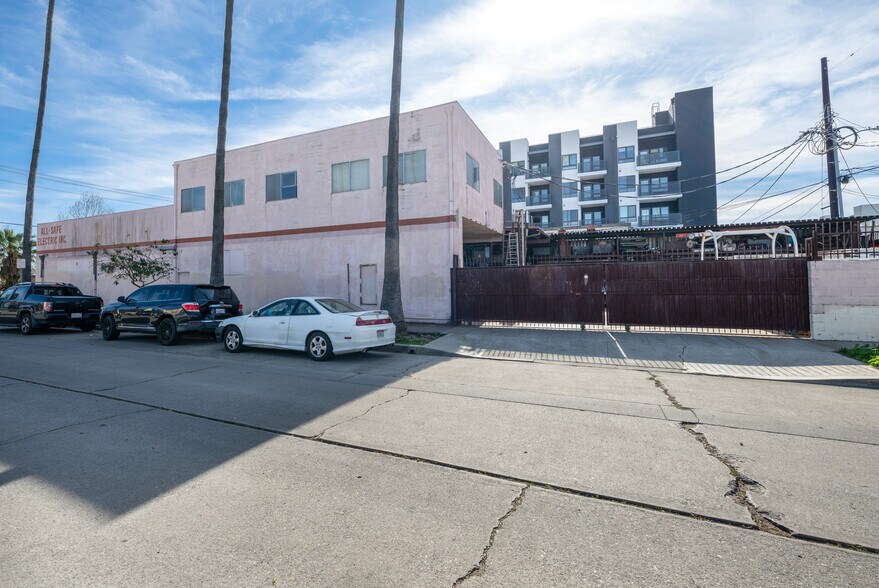 More Photos Of 7057 Canoga Ave, Canoga Park Freestanding For Sale