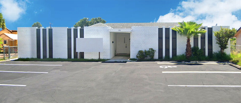 Primary Photo Of 706 N 7th St, Fort Pierce Medical For Lease