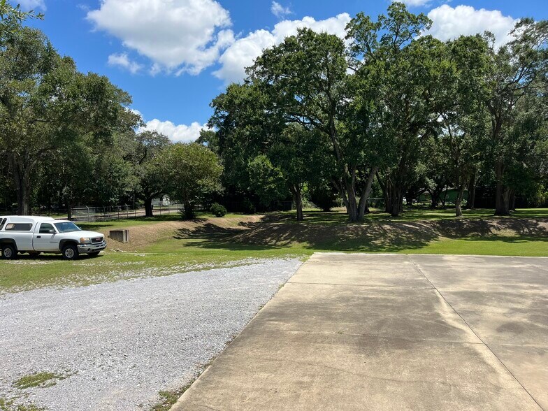 More Photos Of 2400 W Herman St, Pensacola Warehouse For Sale