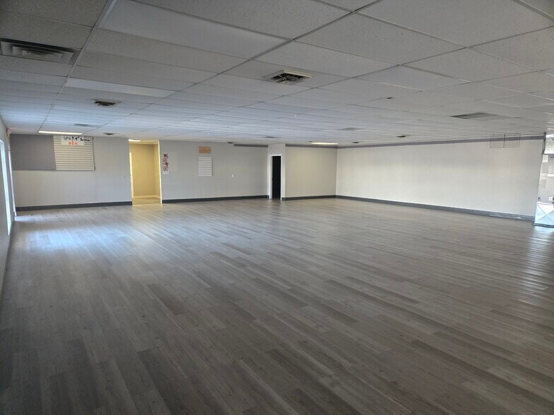 More Photos Of 4631-4671 Bayard Park Dr, Evansville Storefront Retail Office For Lease