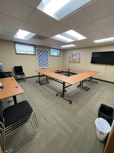 More Photos Of 1320-1326 Meridian Dr, Woodburn Office For Lease