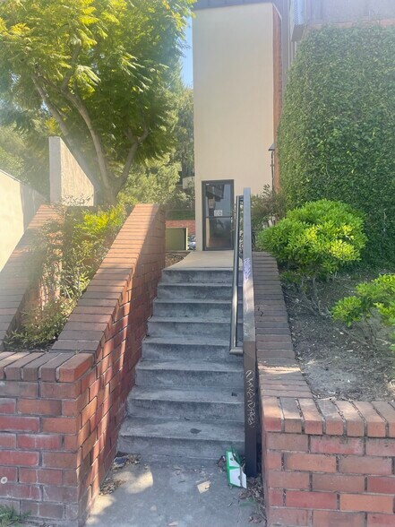 More Photos Of 16810 Ventura Blvd, Encino Loft Creative Space For Lease