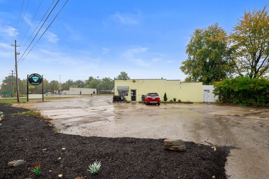 More Photos Of 17001 IN-3, Eaton Bar For Sale