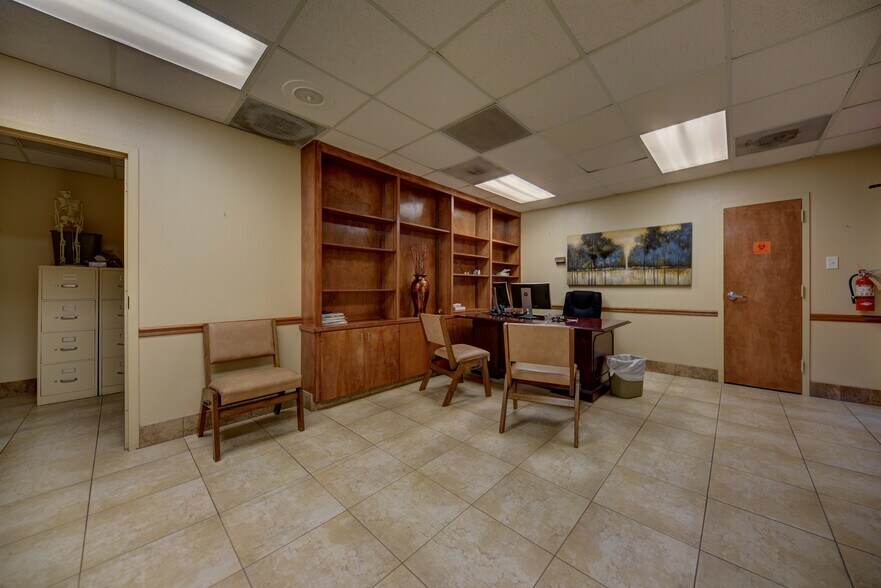 More Photos Of 501 E Washington Ave, Navasota Medical For Sale
