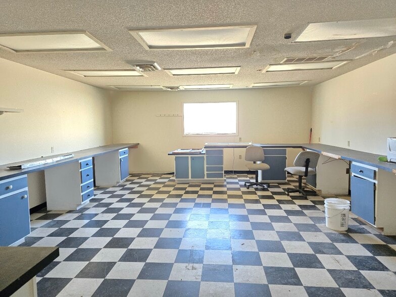 More Photos Of 111 E 5th St, Mound Valley Industrial For Sale