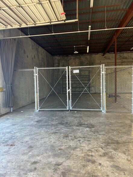 More Photos Of 1125 W Park One Dr, Sugar Land Warehouse For Sale