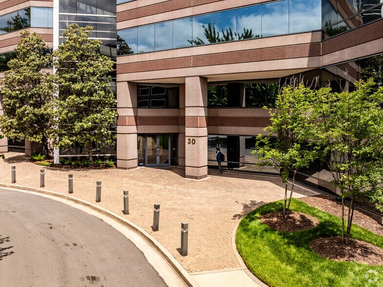 More Photos Of 1 Burton Hills Blvd, Nashville Unknown For Lease