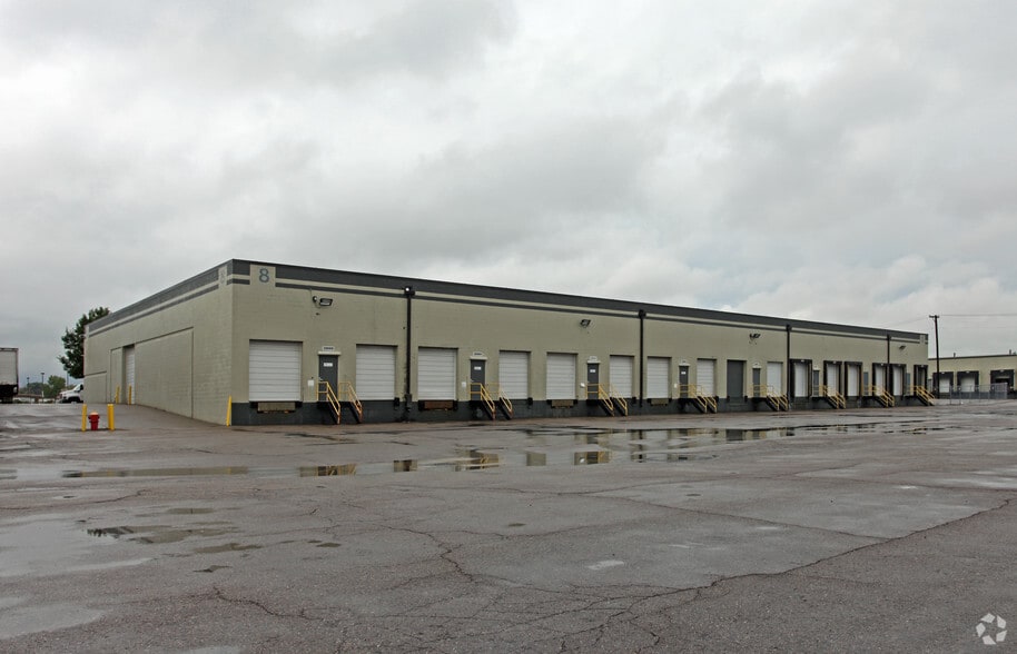 More Photos Of 29031-29045 Airport Dr, Romulus Unknown For Lease