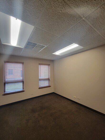 More Photos Of 290 Telser Rd, Lake Zurich Warehouse For Lease