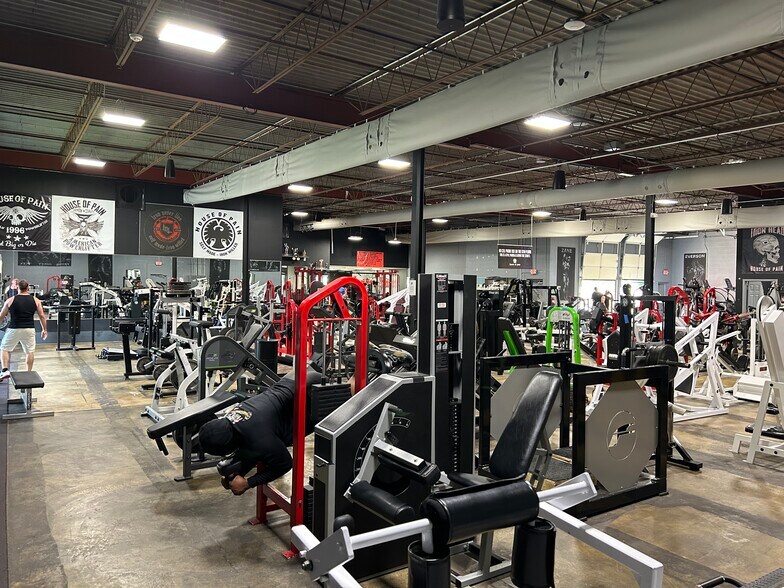 More Photos Of 251-253 Chesterfield Industrial Blvd, Chesterfield Warehouse For Sale