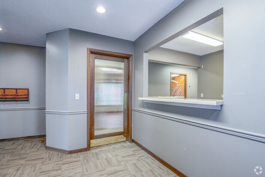 More Photos Of 200 S Cherry St, Wittenberg Medical For Sale