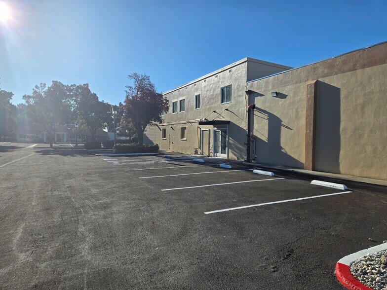 More Photos Of 911 Merchant St, Vacaville Freestanding For Lease