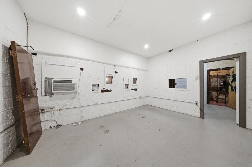 More Photos Of 195 Ottawa St N, Hamilton Storefront For Sale