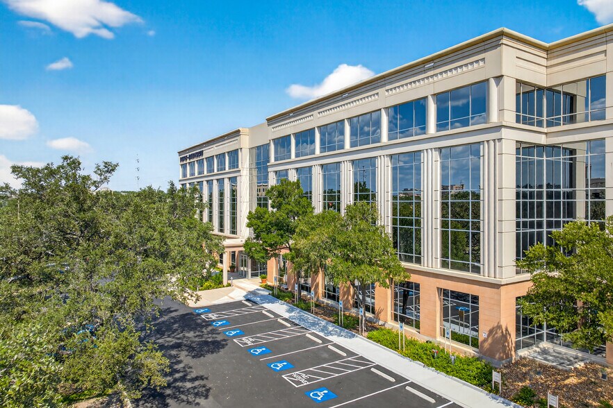 More Photos Of 800 E Sonterra Blvd, San Antonio Office For Lease