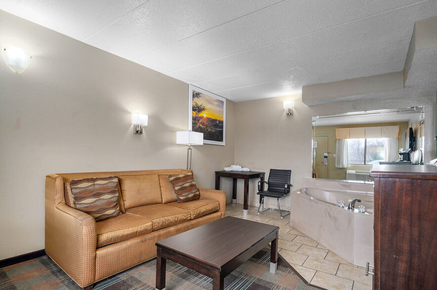 More Photos Of 3114 N Kentwood Ave, Springfield Hotel For Sale