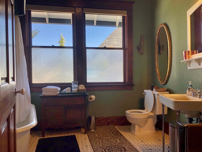 More Photos Of 7809 NE Everett St, Portland Religious Facility For Lease