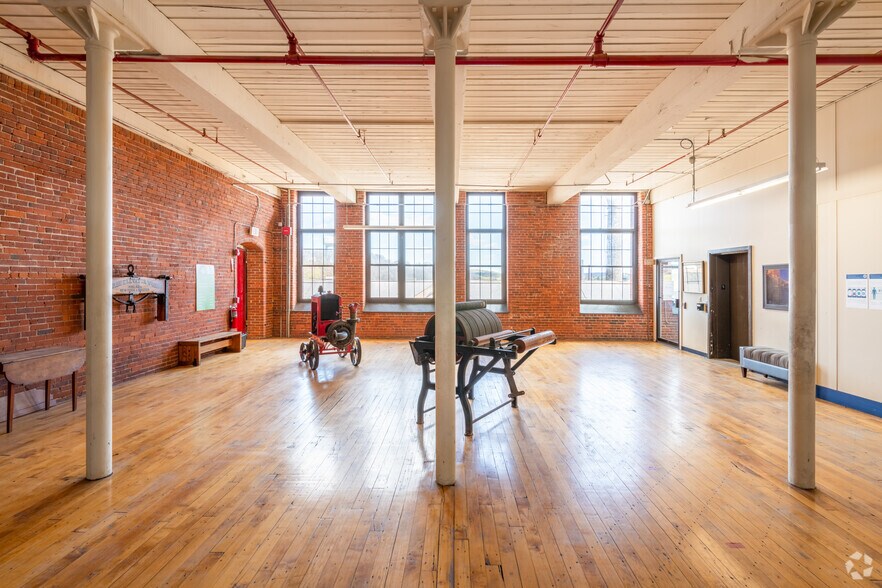 More Photos Of 15 Union St, Lawrence Light Manufacturing For Lease