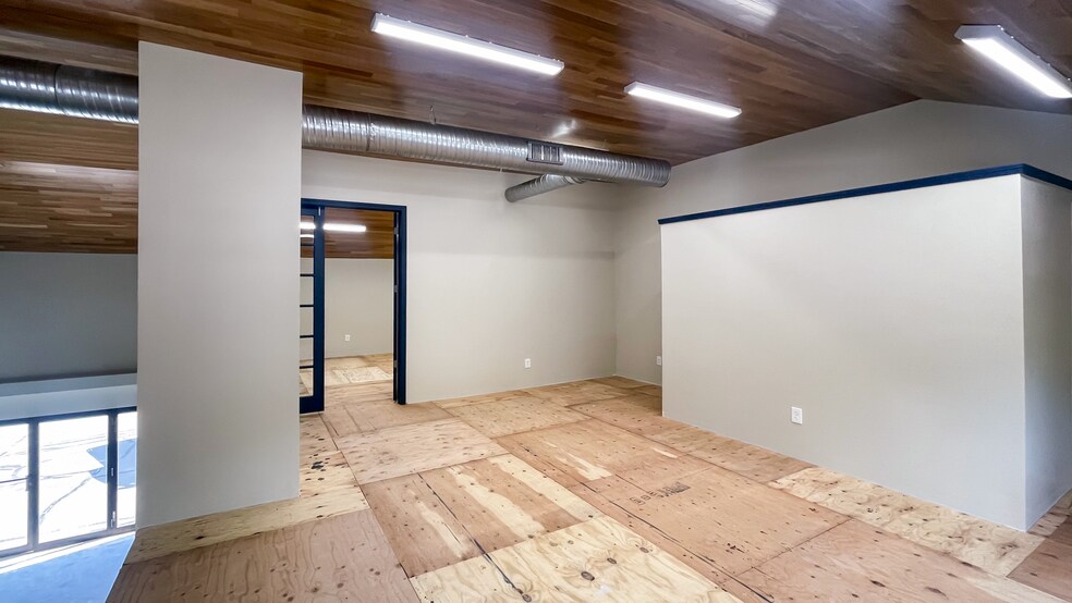 More Photos Of 554 Main St, Oakville Storefront Retail Office For Lease