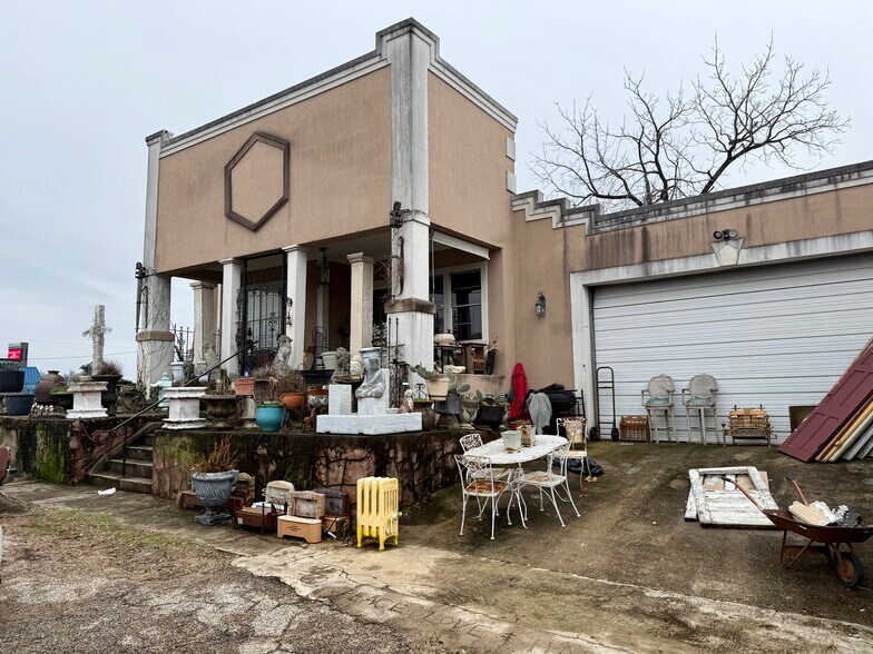 More Photos Of 110 W Valentine St, Tyler General Retail For Sale