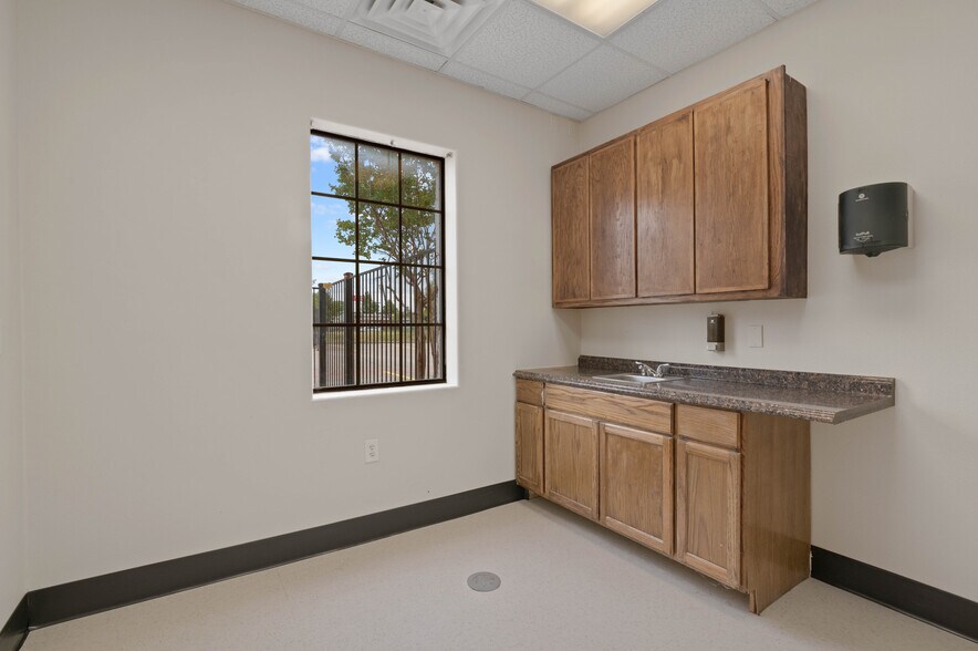 More Photos Of 3605 Interstate 30, Mesquite Medical For Lease