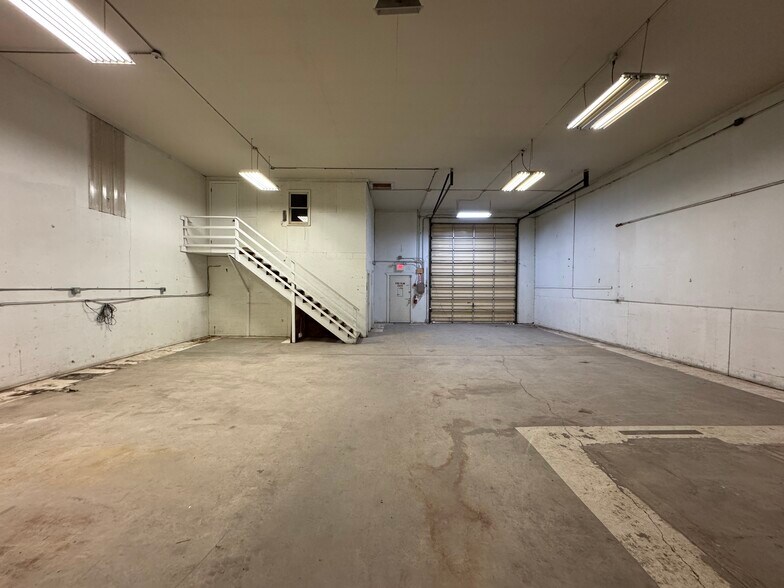 More Photos Of 815 Meridian St, Sault Sainte Marie Distribution For Sale