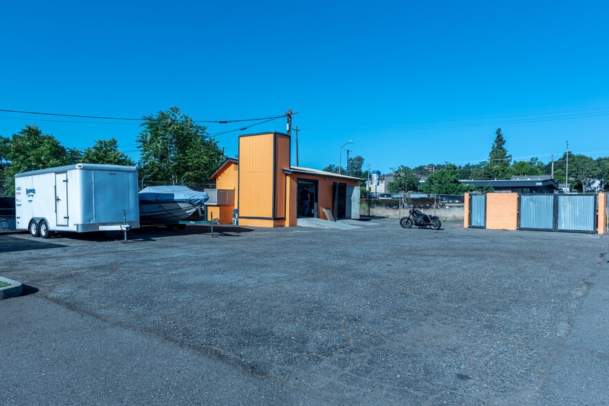 Primary Photo Of 2850 Favretto Ave, Redding Auto Repair For Sale