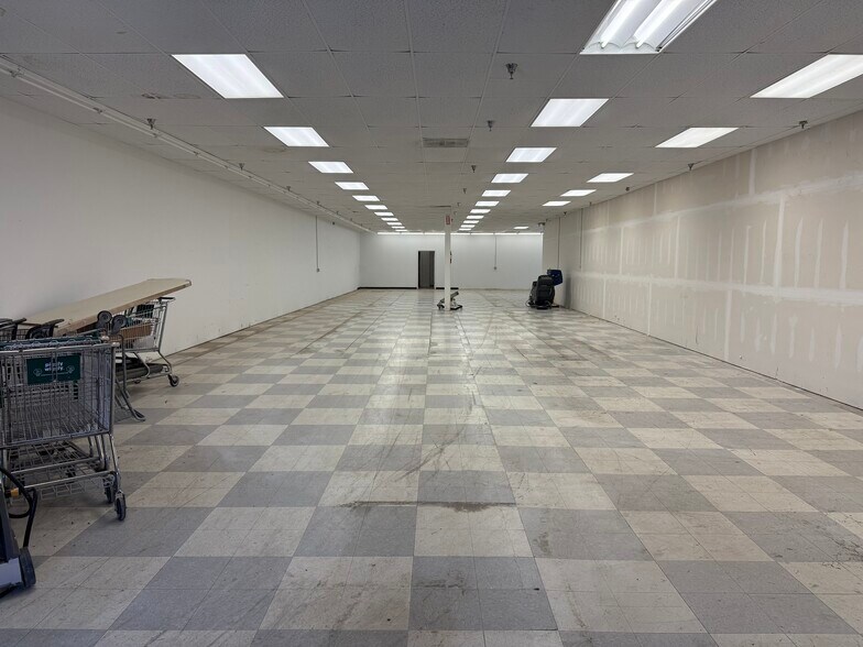 More Photos Of 808-810 N Monroe St, Waterloo Freestanding For Lease