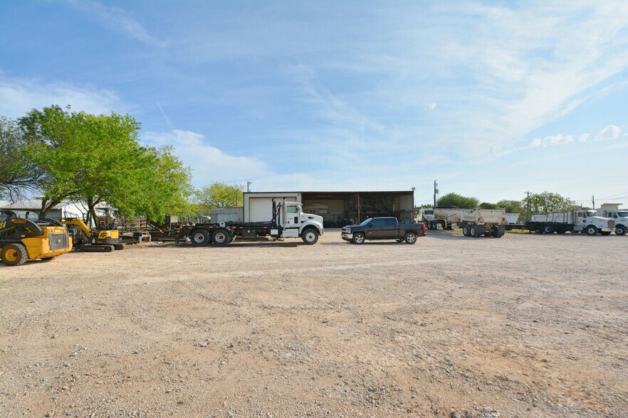 More Photos Of 120 E Zipp Rd, New Braunfels General Retail For Sale